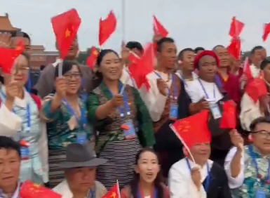 “高原红石榴”参观团在天安门广场观看升旗仪式