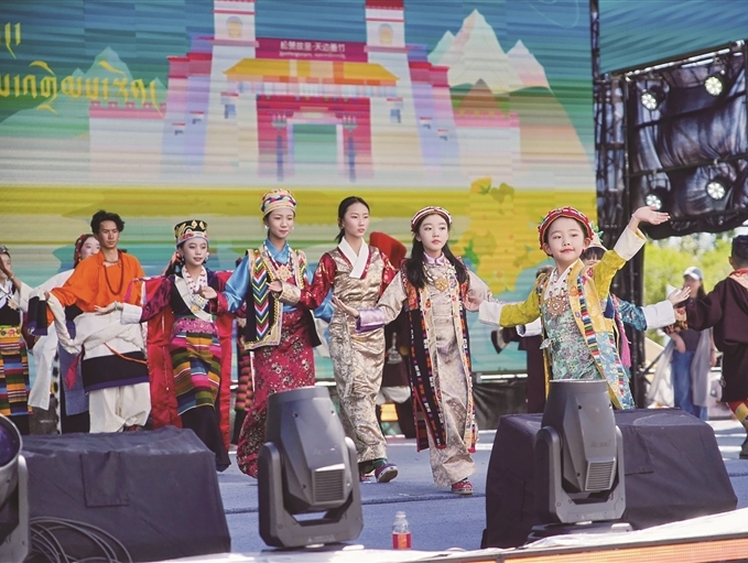 夏季“村晚”上演 藏族服饰时尚秀