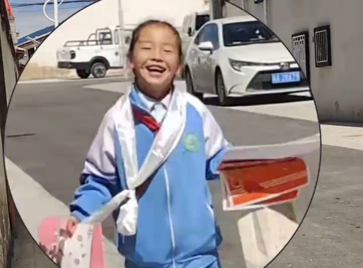 小女孩抱奖状回家 隔着屏幕都能感受到满满的喜悦
