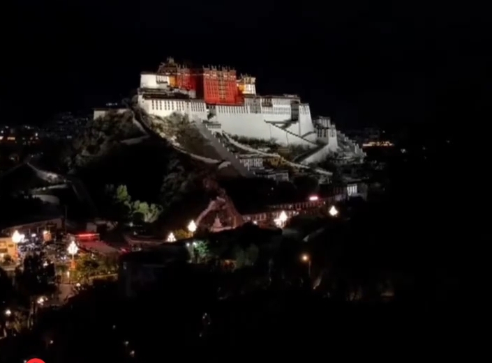 拉萨雨夜奇观：闪电划破天际 骤然点亮布达拉宫
