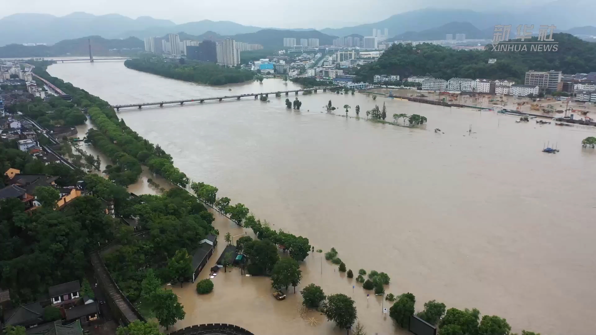 台风“白海豚”过境浙江 多地抢险抢修保民生