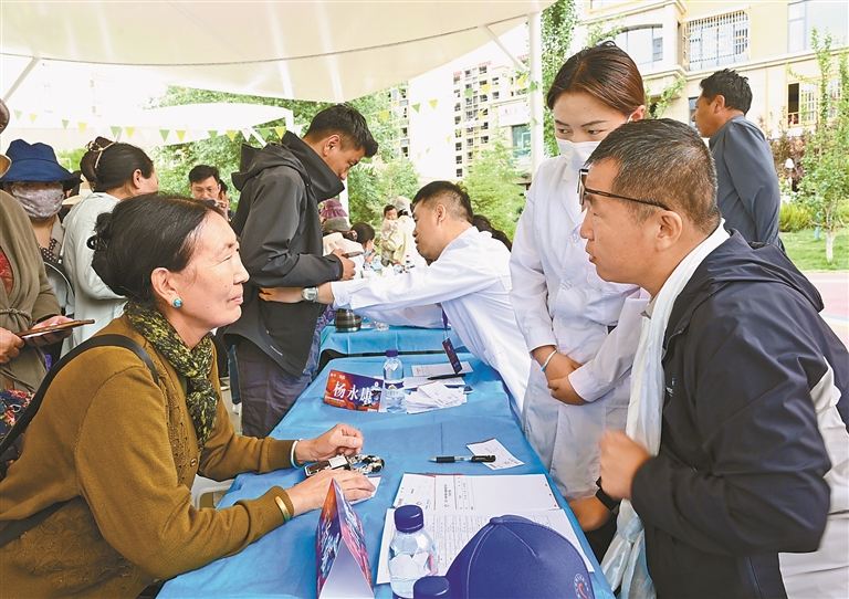 义诊进社区 服务暖民心