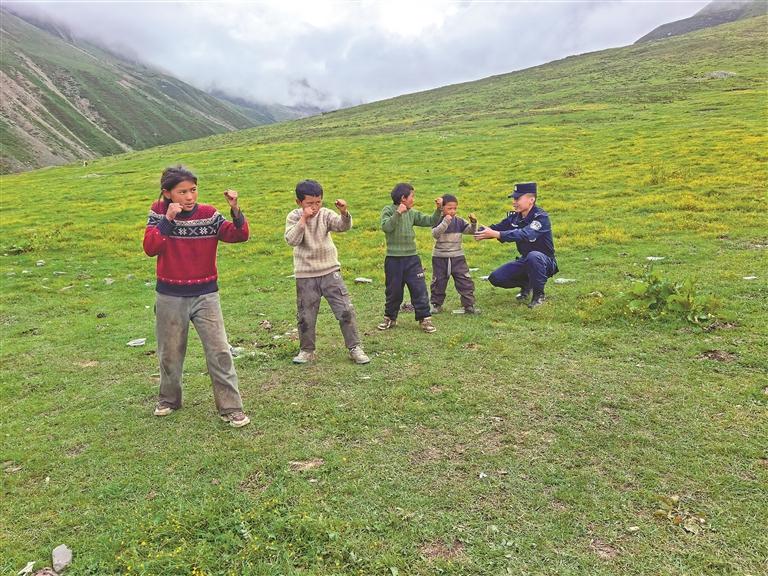 牧区少年“警”彩体验 厚植爱国守边情怀