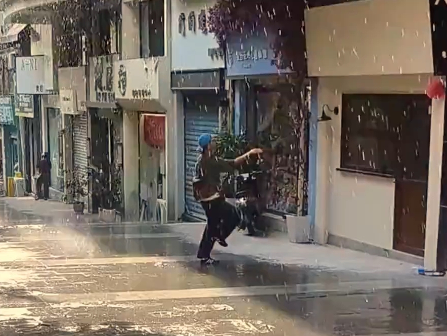 小伙儿在雨中快乐舞蹈