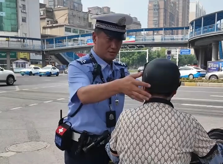 大妈戴游戏道具“三级头”骑车上街