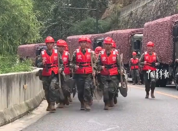 武警官兵迅速投入抢险救援