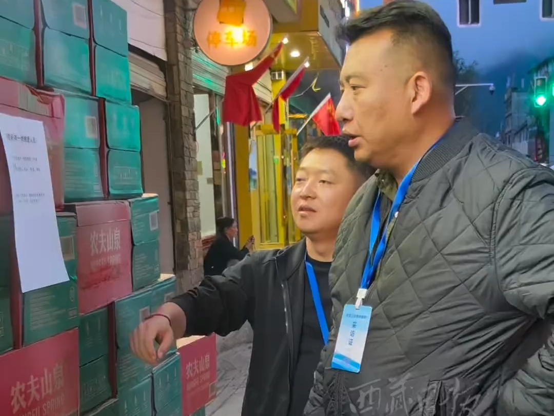 微光暖灾区！超市老板无偿向救援队伍提供物资