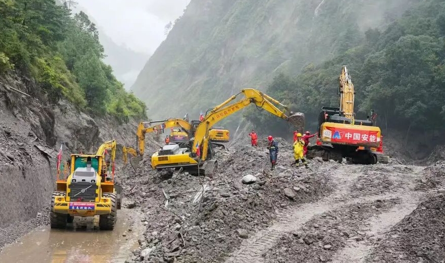路基全毁  困难重重也要全力以赴打通救援通道