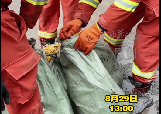 无人机为前方救援人员投送救援补给物资