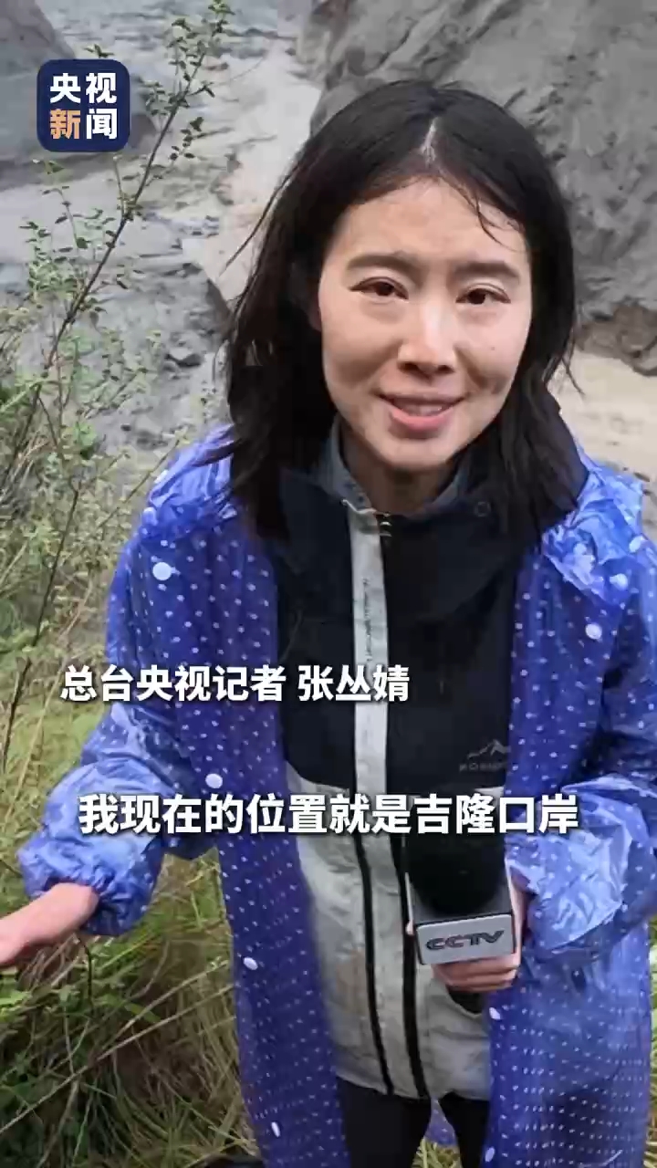 受灾核心区内救援人员高强度作战进行多轮搜索