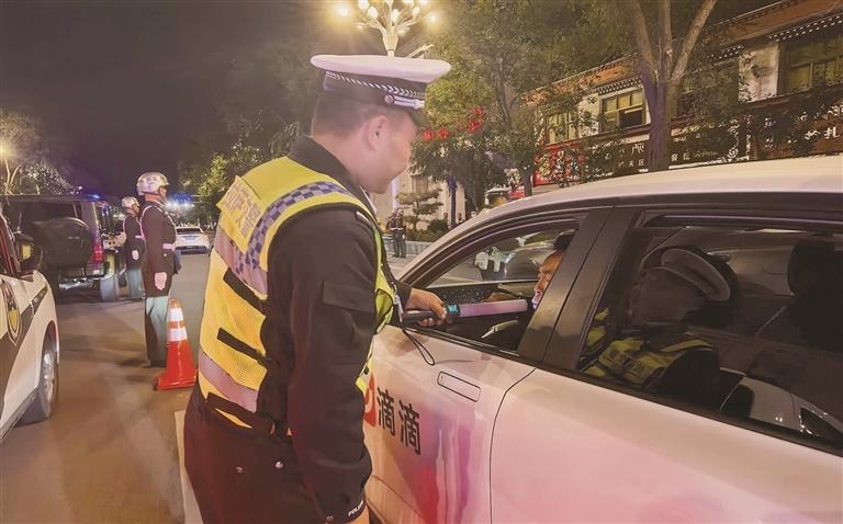 军警联动 拉萨夜查酒驾“不打烊”
