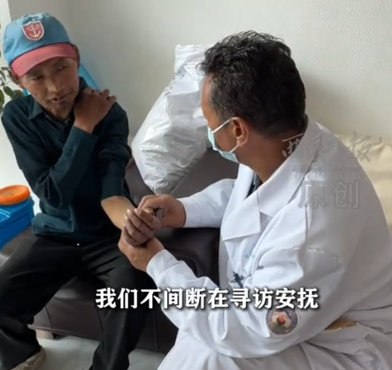 藏医医师安抚疏导失联群众家属