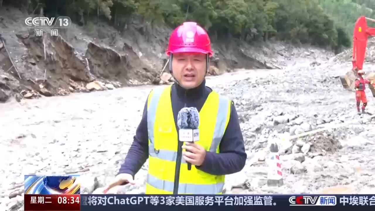 视频丨一边是落石一边是激流 记者直击216国道电力抢险现场