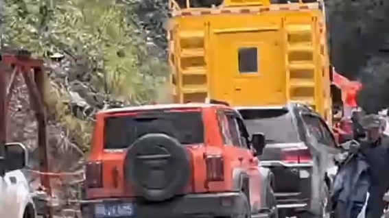 落石突发！出现惊险一幕