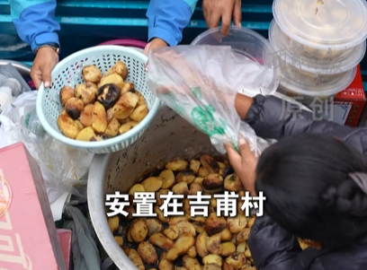 阿佳们拉了一车的烤土豆、甜茶送到安置点
