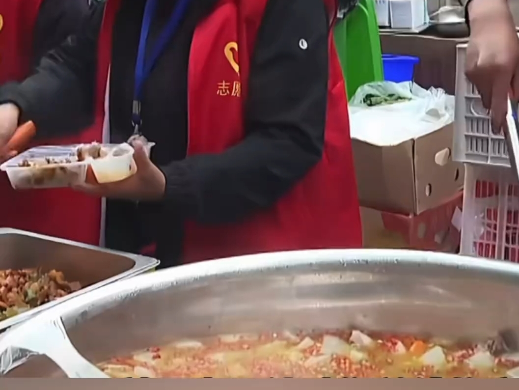为让救援人员吃上热乎饭