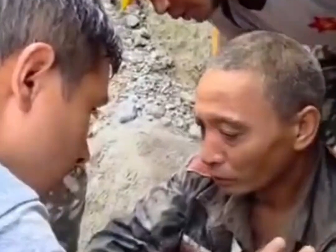 China China......“看见灯光照我使劲喊”