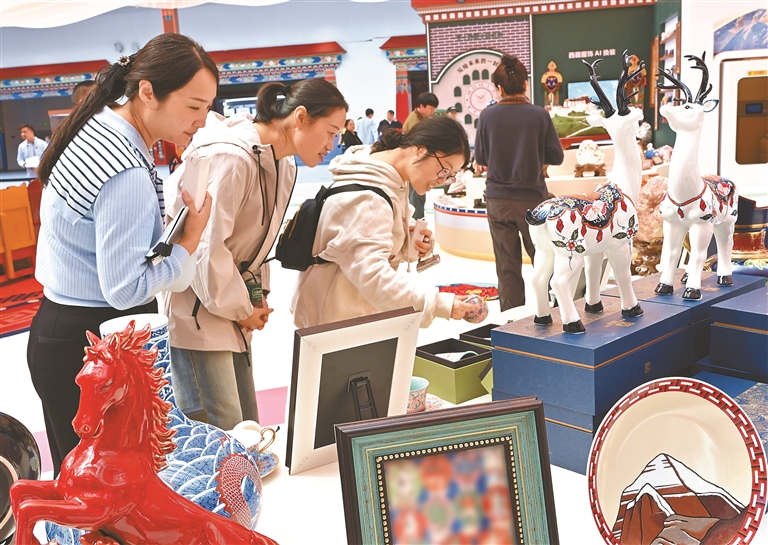 西藏会展中心市民与游客选购心仪产品