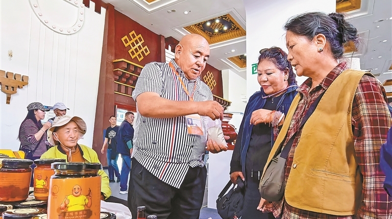 市民在第六届中国西藏旅游文化国际博览会上选购特色产品