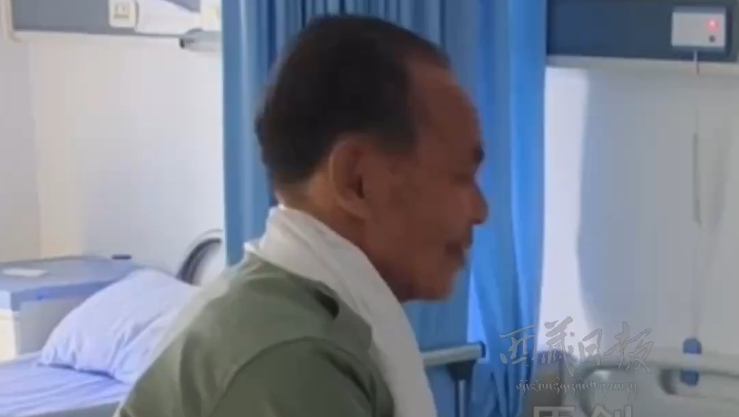 西藏阿佳为出院病友献哈达