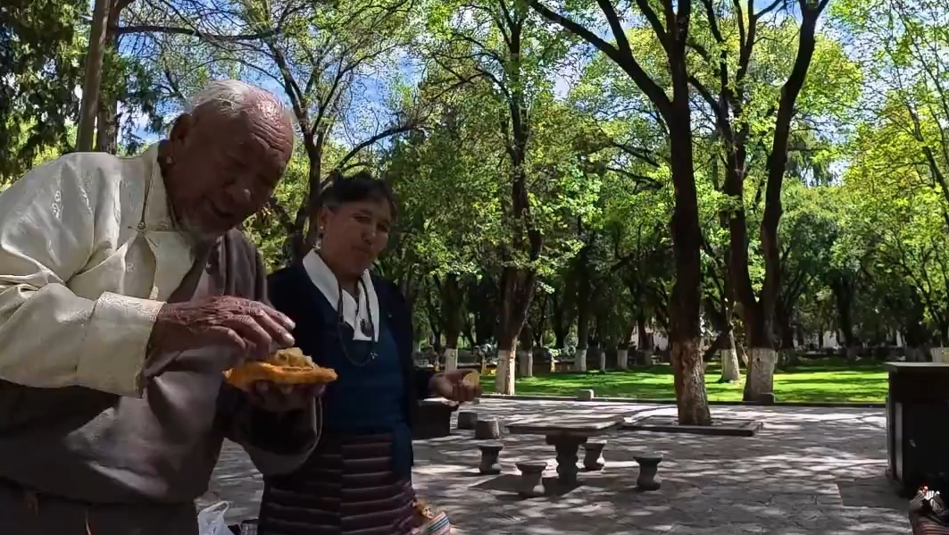藏族老人的豁达与从容