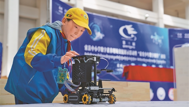 数字进校园 点亮科创梦