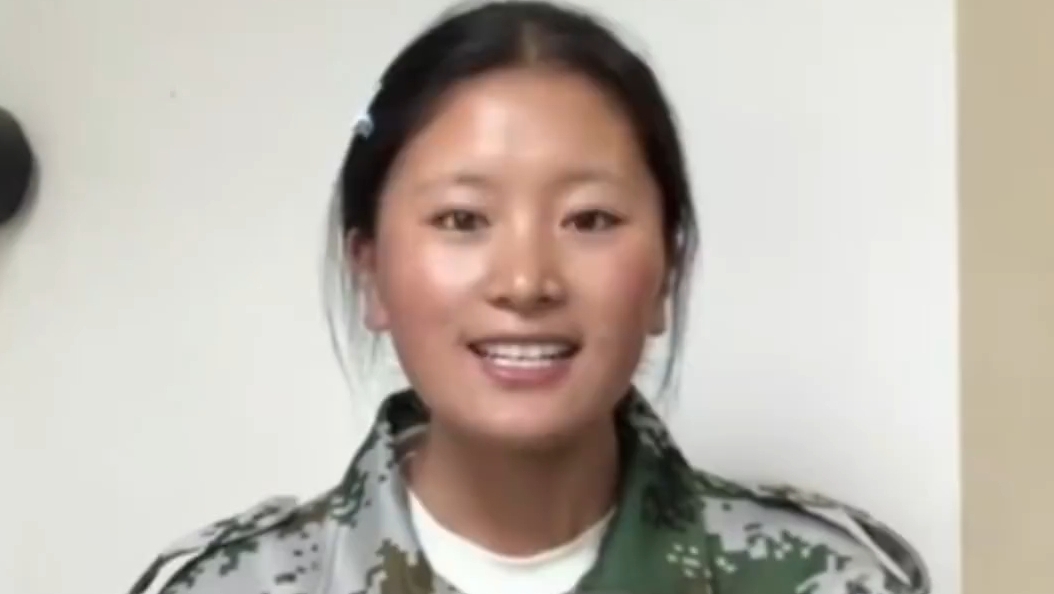 西藏大学生身着迷彩服唱响传统藏戏