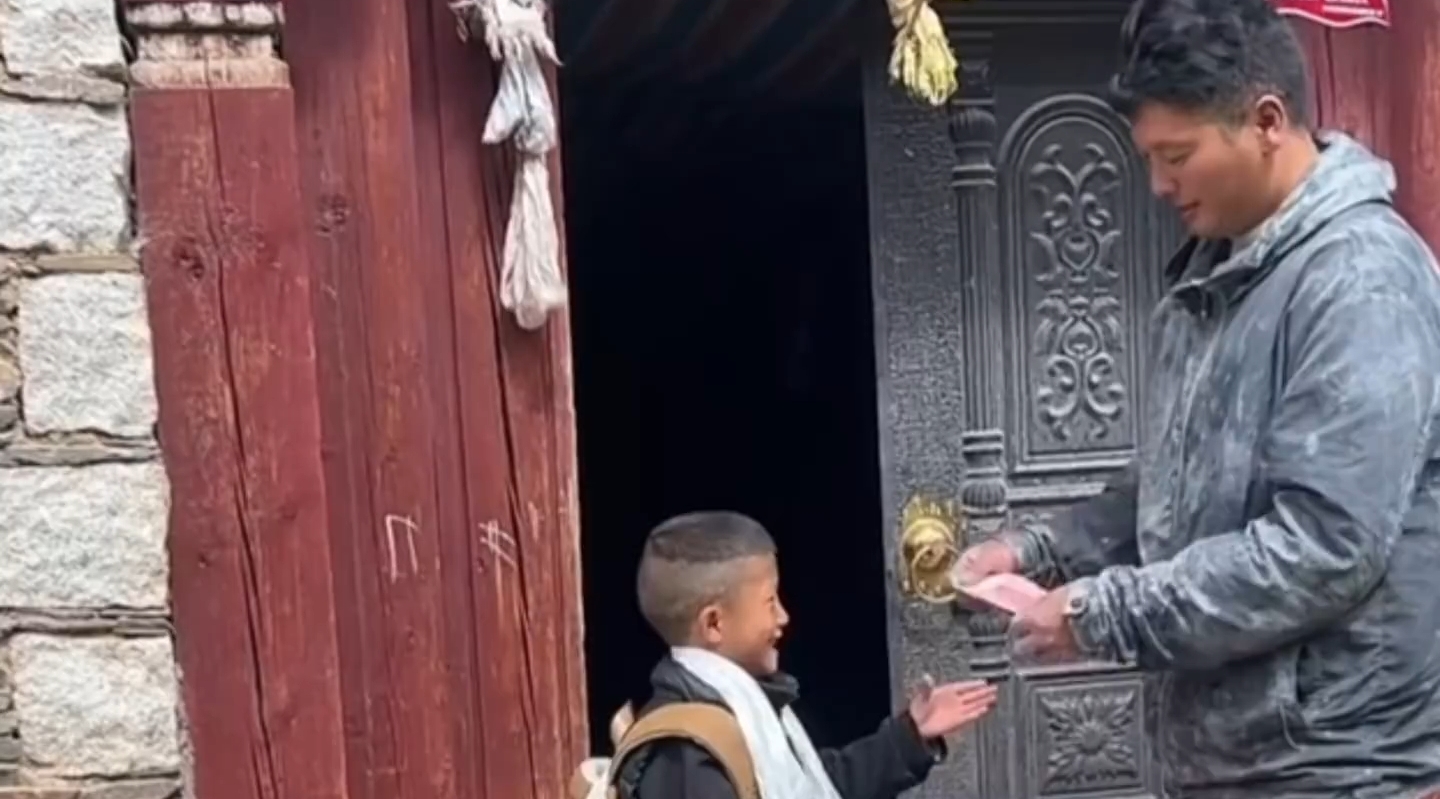 不善言辞的爸爸接住了孩子的骄傲