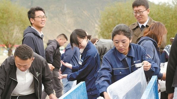 华电西藏DG水电站放流珍稀鱼苗