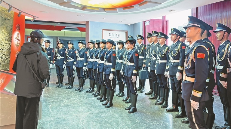 国旗映边关 忠诚铸警魂