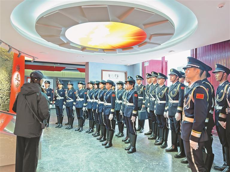 国旗映边关 忠诚铸警魂