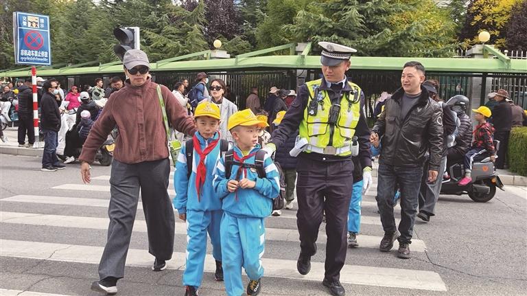 拉萨交警“护学岗”准时上线 全力护航学子出行路
