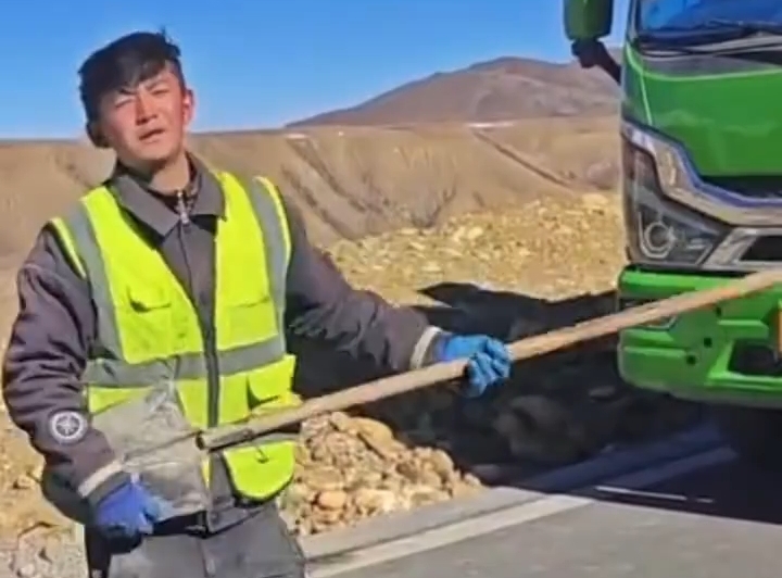养护工人跳起欢乐舞蹈，铁锹：今日客串乐器
