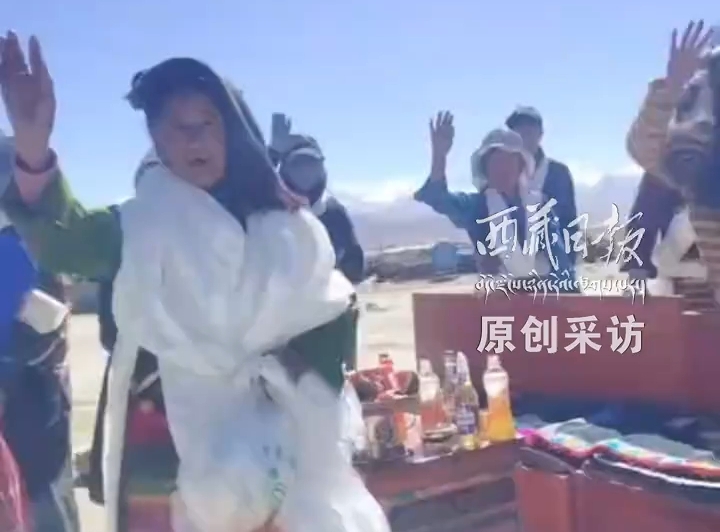 她带着村子里的祝福，奔赴人生的下一程！