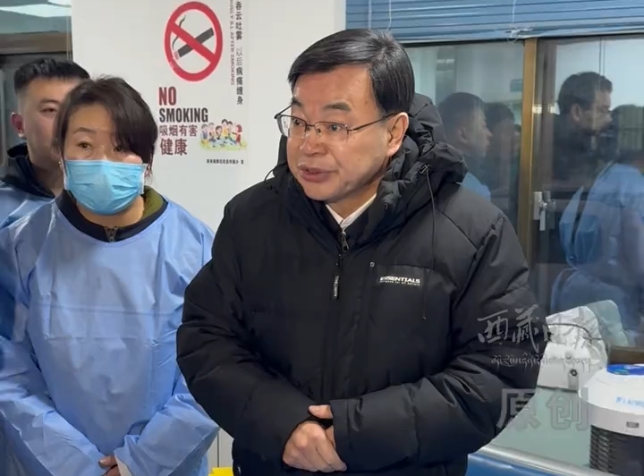 胡昌升连夜赶到索县人民医院看望受伤群众