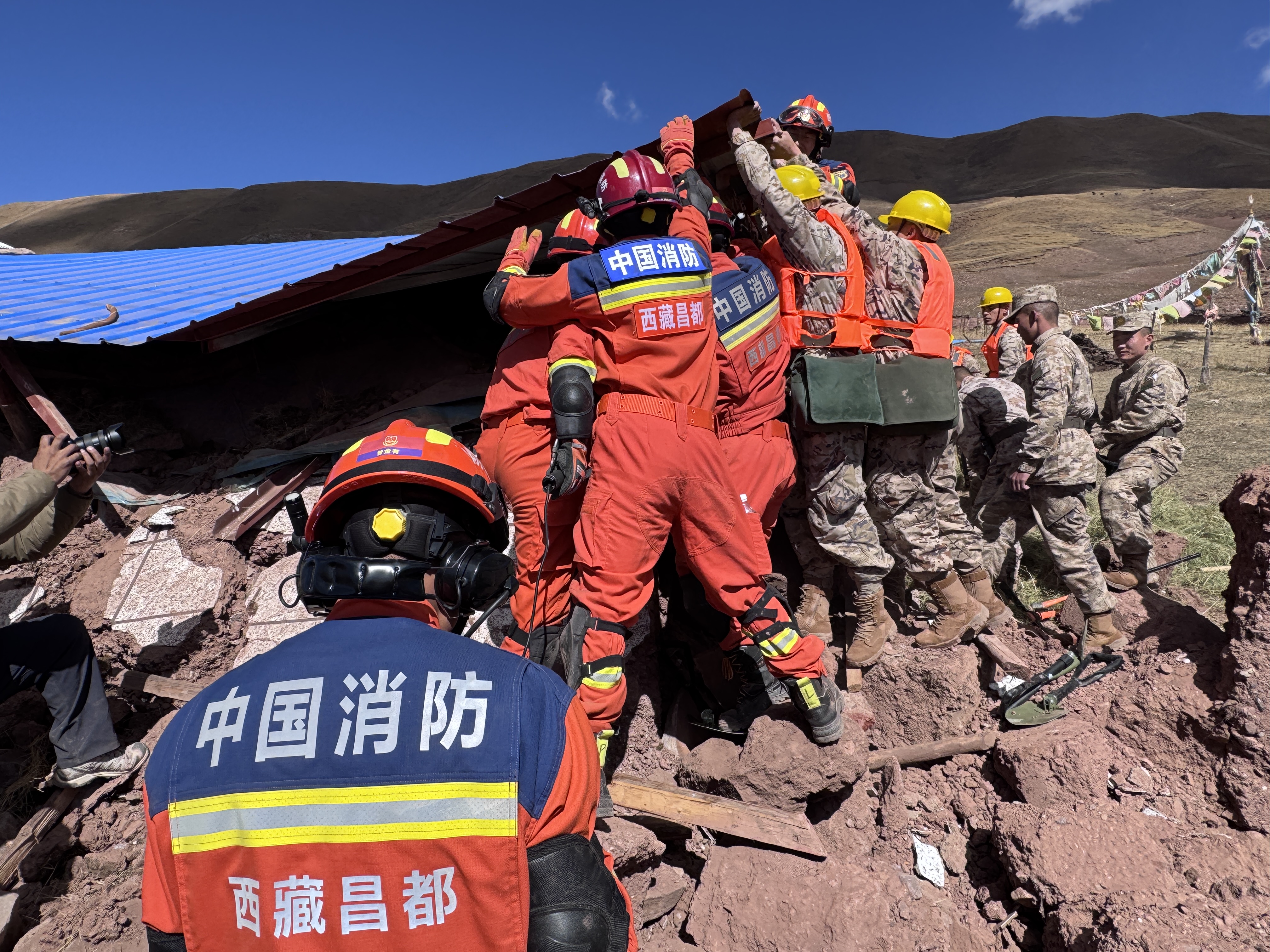 各方力量奔赴地震灾区开展抗震救灾