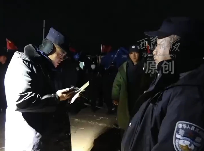 气温降至零下民警在安置点逐一检查帐篷里的火炉
