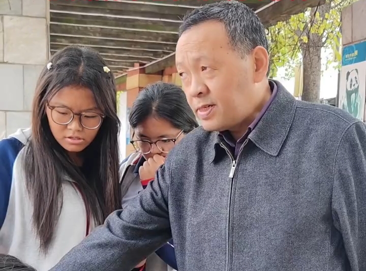 心系高原学子 武汉西藏中学老师安抚家乡受灾学生