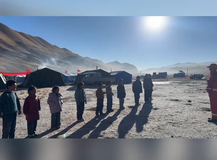 安置点暖心时刻 孩子们跟着消防员叔叔一起做操