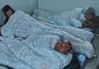 被褥结冰，寒夜难耐，工人大哥咬牙坚持