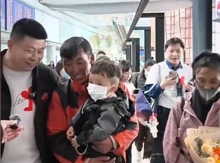 3岁幼童西热多吉抵北京 将免费接受唇腭裂手术
